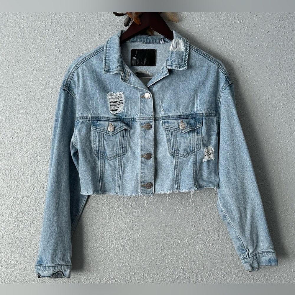 Women’s Cropped Denim Jacket Light Blue Distressed Western Casual Style, Size M